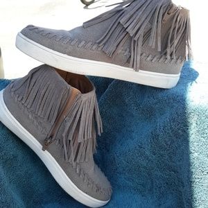 MOSSIMO SWEAD FRINGE ANKLE BOOTIES